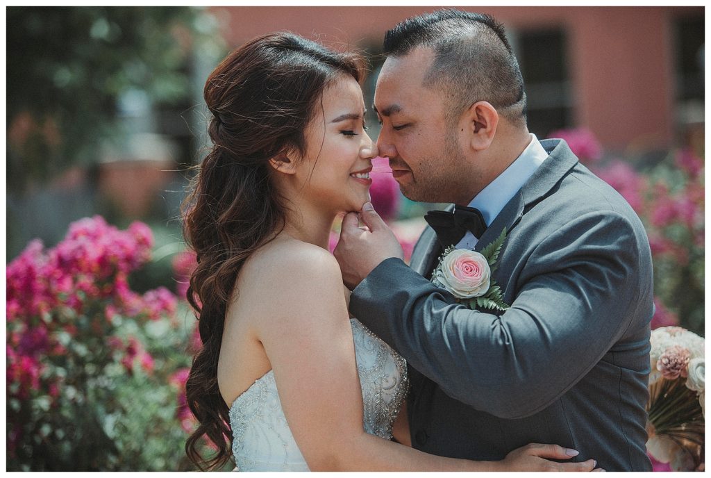 groom going in for a kiss